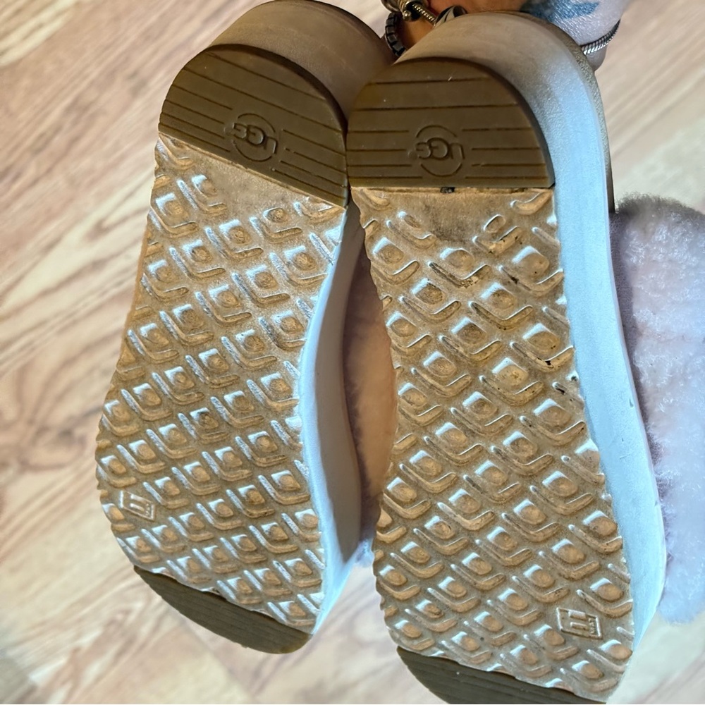 UGG Women's Pale Pink Furry Slippers Size 8.5 - Picture 13 of 13